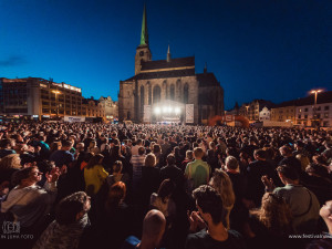 Multižánrový Festival na ulici rozezní centrum města, lidem se představí více než 100 kapel na pěti scénách