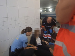 VIDEO: Neznámý muž s kufrem povalil na eskalátorech mladou ženu a způsobil jí zranění