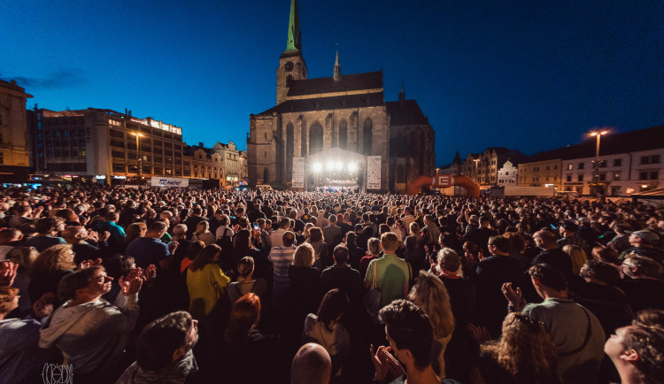 Festival na ulici rození centrum města, lidem se představí více než 100 kapel na pěti scénách