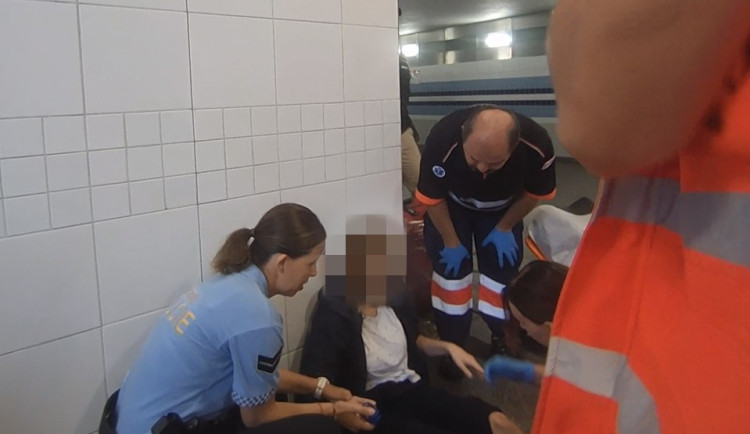 Muž s kufrem se svalil na eskalátorech na mladou ženu a způsobil jí zranění