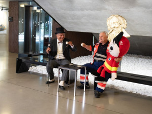 Záchranáři a muzikálový herci společně nafotili kalendář, výtěžek půjde na nákup plyšových Kryštůfků