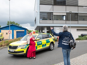 Záchranáři a muzikálový herci společně nafotili kalendář, výtěžek půjde na nákup plyšových Kryštůfků
