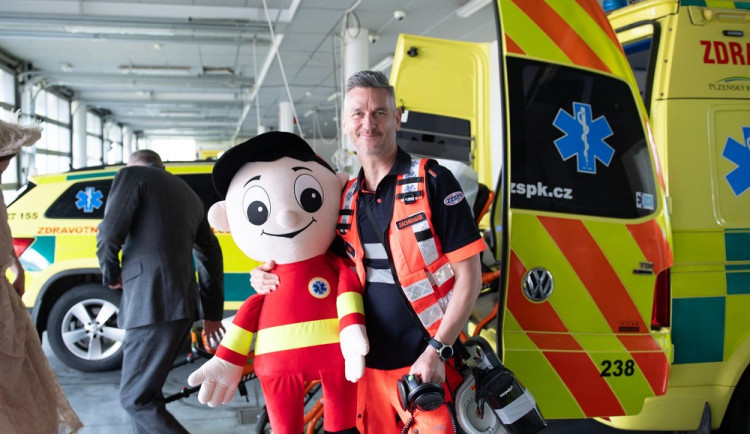 Záchranáři a muzikálový herci společně nafotili kalendář, výtěžek půjde na nákup plyšových Kryštůfků