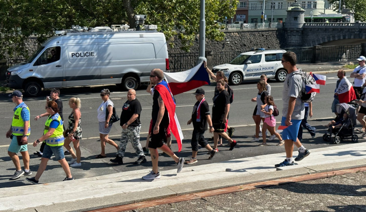 Táhněte domů, skandovali účastníci protiukrajinského pochodu. Protesty zažehlo surové znásilnění patnáctileté Češky ukrajinským mladíkem