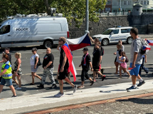 Táhněte domů, skandovali účastníci protiukrajinského pochodu. Protesty zažehlo surové znásilnění patnáctileté Češky ukrajinským mladíkem