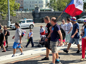 Táhněte domů, skandovali účastníci protiukrajinského pochodu. Protesty zažehlo surové znásilnění patnáctileté Češky ukrajinským mladíkem