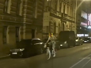 Strážníci zveřejnili vtipné video z kontroly opilého cyklisty. Proháněl se po městě s plechovkou piva, ze které za jízdy upíjel