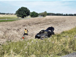 S vozem Audi TT vletěl do pole devatenáctiletý řidič. Auto se několikrát převrátilo přes střechu