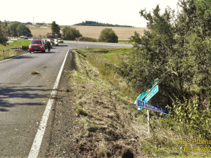 S vozem Audi TT vletěl do pole devatenáctiletý řidič. Auto se několikrát převrátilo přes střechu