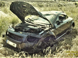 S vozem Audi TT vletěl do pole devatenáctiletý řidič. Auto se několikrát převrátilo přes střechu