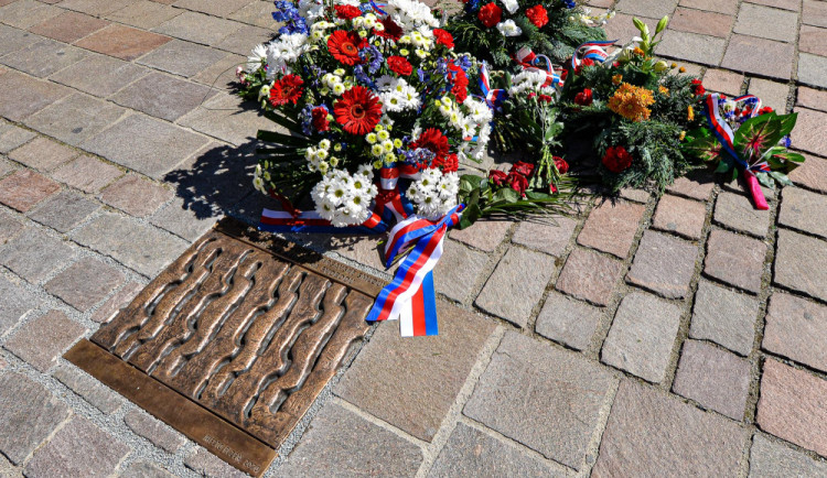 Okupaci připomíná v Plzni otisk ruského tankového pásu na náměstí Republiky