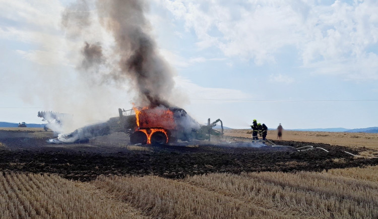 S požárem balíkovače slámy bojovalo 12 hasičů i zemědělci, škody jdou do milionů