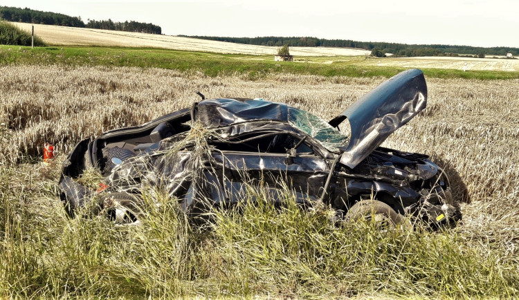S vozem Audi TT vletěl do pole devatenáctiletý řidič. Auto se několikrát převrátilo přes střechu