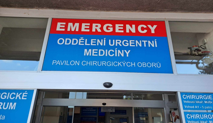 Opilci ničí urgent nemocnice a napadají záchranáře. Situace je čím dál horší
