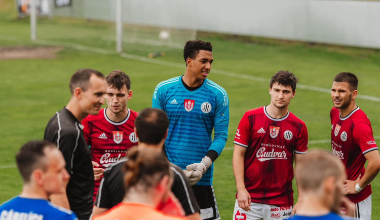 Musí se hrát, říkal nám rozhodčí. Brankář Dynama Andrew popisuje utkání s Admirou