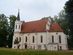 Kostel Nejsvětější Trojice v parku U Plzeňské brány