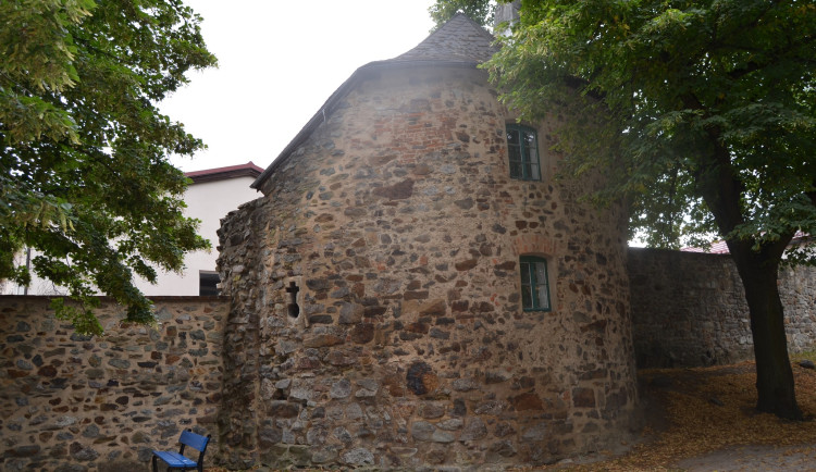 Gotická bašta z ulice Třebízského