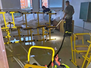 Výuka na základce, kterou vytopila během rekonstrukce bouřka, by měla začít řádně 4. září