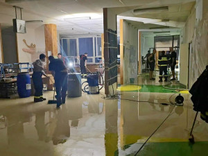 Výuka na základce, kterou vytopila během rekonstrukce bouřka, by měla začít řádně 4. září