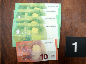 Daňoví podvodníci si díky falešným fakturám přišli na 12 milionů, policie zadržela osm lidí