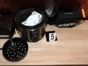 Daňoví podvodníci si díky falešným fakturám přišli na 12 milionů, policie zadržela osm lidí