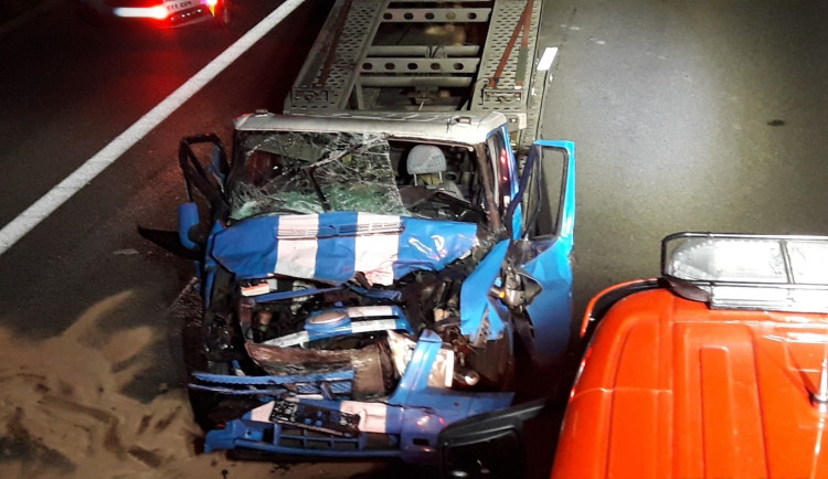 Řidič náklaďáku nedával na dálnici pozor a sešrotoval svůj vůz o kamion jedoucí před ním