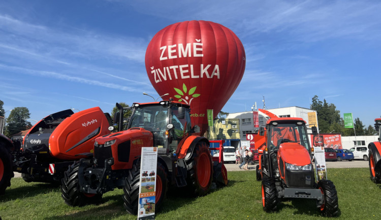 Začala Země živitelka. Úvodní slova premiéra Fialy doprovázel pískot