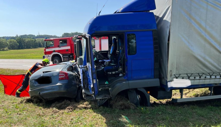 Tři lidé zemřeli při tragické nehodě. Hlavní tah na Rakousko byl uzavřený