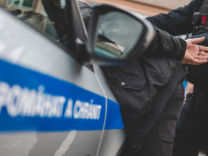 Policie obvinila hlavního útočníka, který surově napadl dvě Ukrajinky