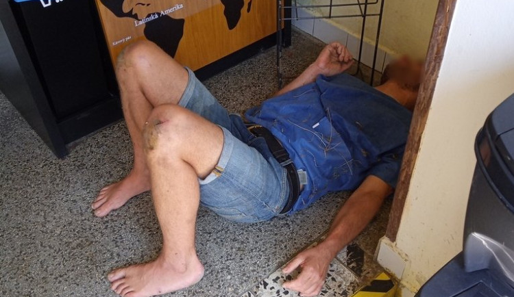 Agresivní opilec s téměř pěti promile si troufal na policistku, skončil v poutech