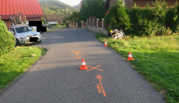 Řidič osobáku nedal přednost motorce, její řidič skončil v nemocnici