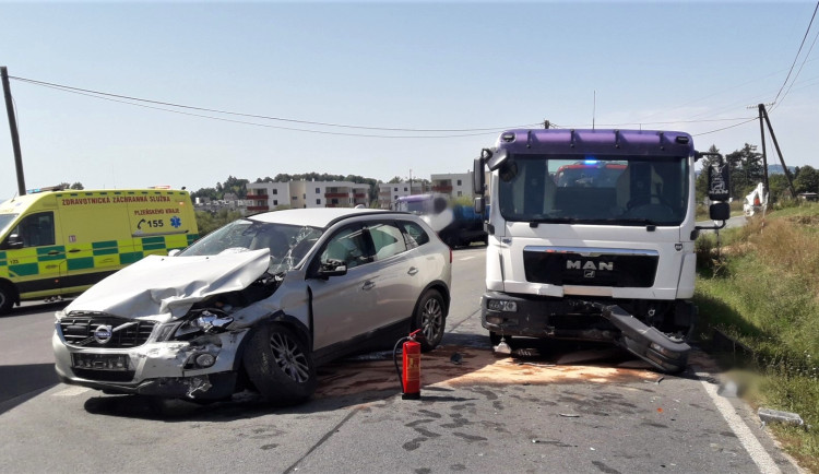 Tři lidé se zranili při střetu osobního automobilu s nákladním vozidlem. Řidič osobáku nedal přednost