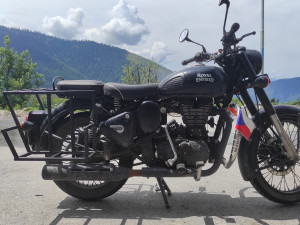 Na zakoupené motorce dojel z Indie až do Čech, byla to strastiplná cesta plná úředních nástrah i pekelného počasí