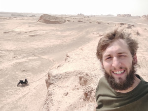 Na zakoupené motorce dojel z Indie až do Čech, byla to strastiplná cesta plná úředních nástrah i pekelného počasí