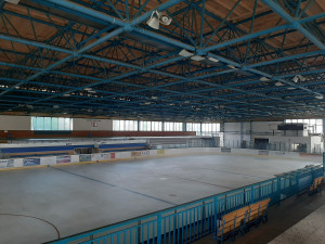 Šest vrstev ledu a 24 hodin zapnuté kompresory, příprava zimního stadionu je letos třikrát dražší než loni