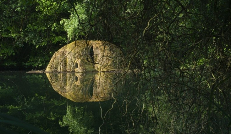 Tajemná hlava plující po hladině zatopeného slavného lomu už má i své jméno. Představujeme vám Snílka