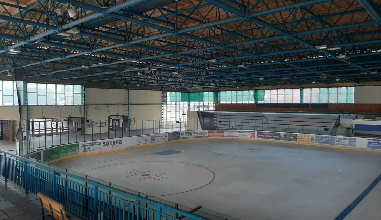 Šest vrstev ledu a 24 hodin zapnuté kompresory, příprava zimního stadionu je letos třikrát dražší než loni