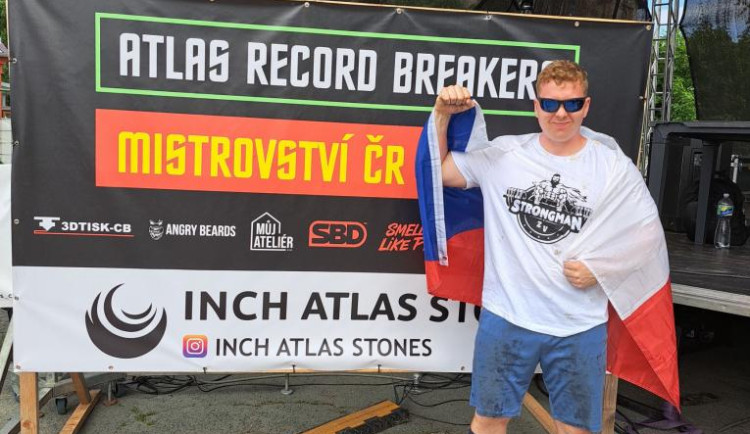 Domažlický silák Norbert Švarc překonal český i světový rekord ve zdvihu Atlasova kamene