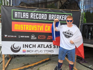 Domažlický silák Norbert Švarc překonal český i světový rekord ve zdvihu Atlasova kamene