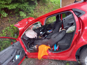 Řidič dodávky přejel do protisměru a čelně se střetl s osobákem, čtyři lidé se zranili