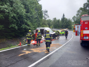 Řidič dodávky přejel do protisměru a čelně se střetl s osobákem, čtyři lidé se zranili