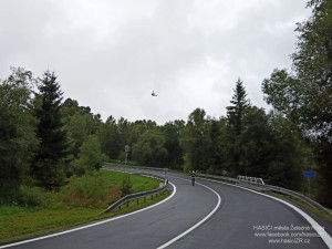 Řidič dodávky přejel do protisměru a čelně se střetl s osobákem, čtyři lidé se zranili
