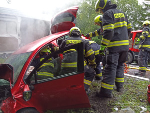 Řidič dodávky přejel do protisměru a čelně se střetl s osobákem, čtyři lidé se zranili
