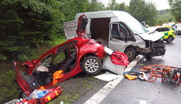Řidič dodávky přejel do protisměru a čelně se střetl s osobákem, čtyři lidé se zranili