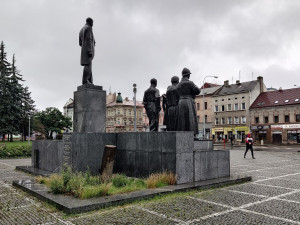Lidé a psi umořili močením lípu, která rostla nad památníkem na náměstí T.G.M. Město ji muselo pokácet