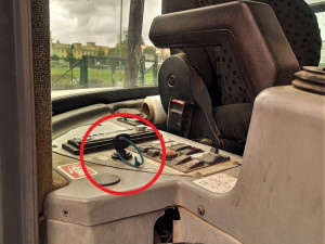 Stavební dělník nechal po šichtě klíček v zapalování bagru. Od zaparkovaného stroje pak odešel domů