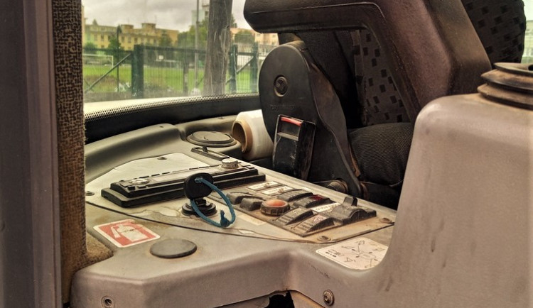 Stavební dělník nechal po šichtě klíček v zapalování bagru. Od zaparkovaného stroje pak odešel domů