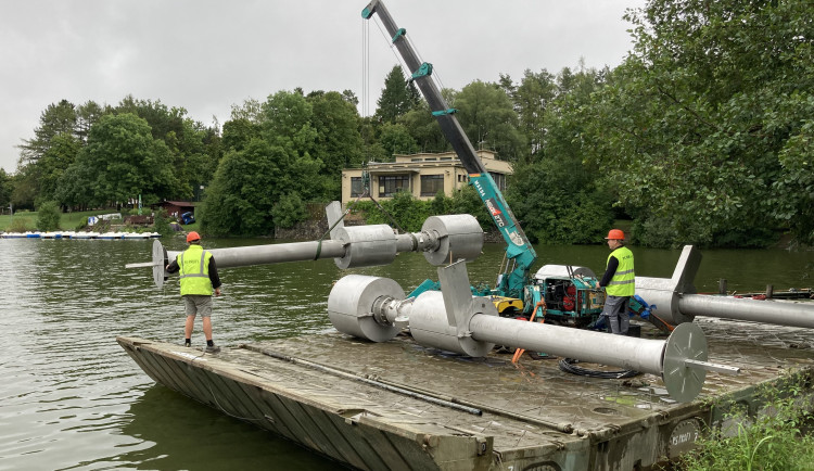 Na Brněnské přehradě přitvrzují v boji se sinicemi. V Rakovecké zátoce přibude míchací věž