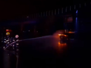 Provoz na dálnici D5 ochromil v noci na sedm hodin požár kamionu, který měl v nádržích zkapalněný plyn