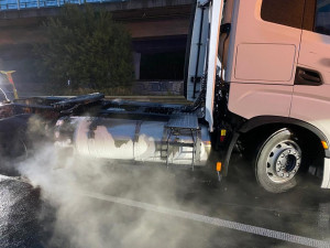 Provoz na dálnici D5 ochromil v noci na sedm hodin požár kamionu, který měl v nádržích zkapalněný plyn
